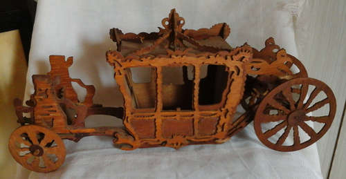 VERY NICELY DETAILED VINTAGE WOODEN COACH - 51cm LONG