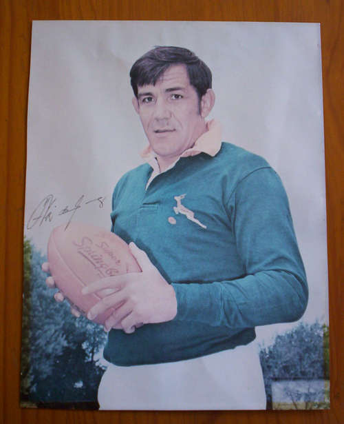 ORIGINAL PHOTOGRAPH OF FRIK DU PREEZ WITH HIS ORIGINAL SIGNATURE - 32.5x42.5cm