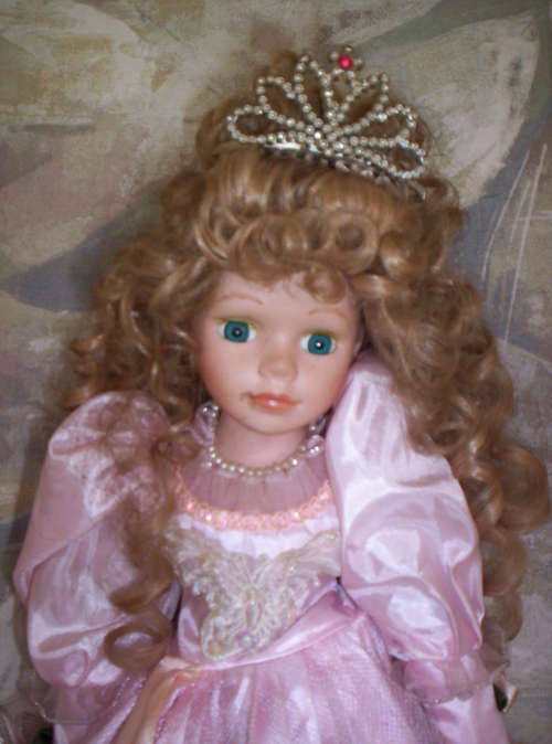 BEAUTIFUL 'MISS QUEEN LA BELLE' PORCELAIN DOLL - 45cm TALL