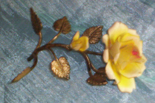 BEAUTIFUL CAPODIMONTE ROSE WITH METAL STEM - 15cm LONG