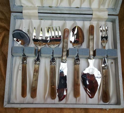 NOT EASILY FOUND: GENUINE BONE HANDLE SHEFFIELD, ENGLAND SERVING SET IN ORIGINAL BOX - 24x20cm