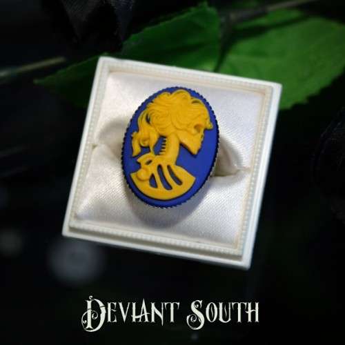 Deviant South Madame Squelette Cameo Silver Ring - Medium Cameo (25x18mm) - Blue and Yellow