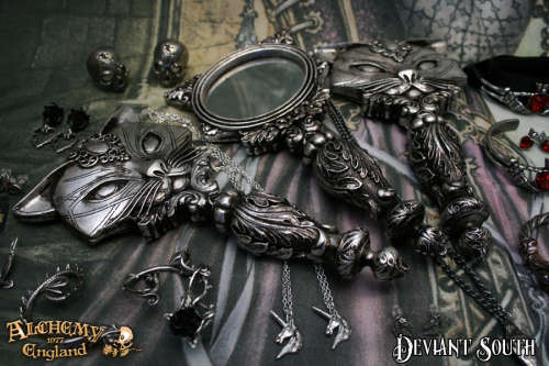 Alchemy Gothic V64 Sacred Cat Hand Mirror (Resin)