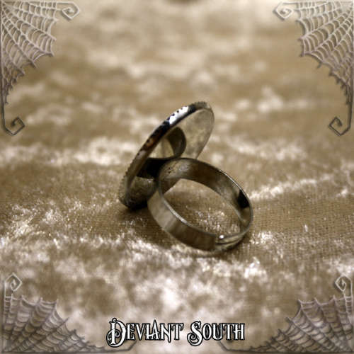 Deviant South `Carpe Diem` Lady Scarlett Cameo Adjustable Ring -- Metal Plated Alloy