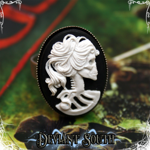 Madame Squelette 18x25mm Classic Black Cameo Ring