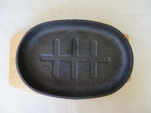 OVAL CAST IRON STEAK PLATTER ON WOODEN STAND - 280 X 190 X 35 MM - AS PER SCAN