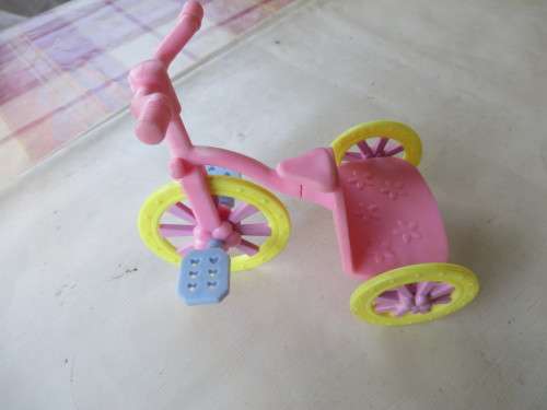 SMALL PLASTIC TRICYCLE - HASBRO 2008 - AS PER SCAN
