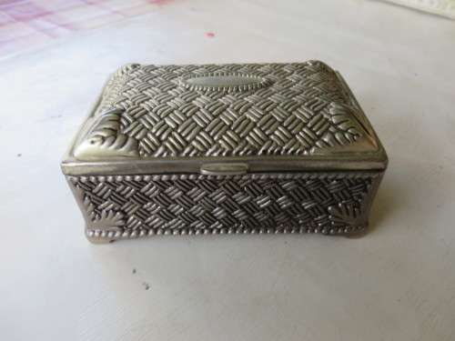 BEAUTIFUL DESIGNED METAL TRINKET / JEWELLERY BOX - 95 X 60 MM - 30 MM HIGH - AS PER SCAN