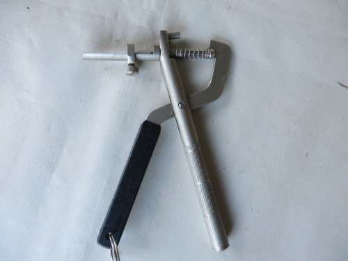 HOLE PUNCHER - NO MANUFACTURER STATED - AS PER SCAN