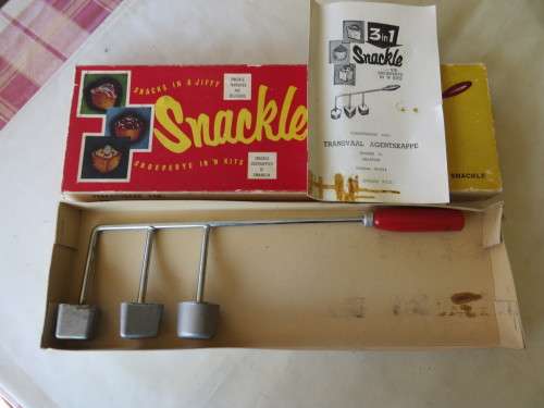 OLD DOUGH SNACKLE IRON - TRANSVAAL AGENCIES - IN ORIGINAL BOX AND RECIPES - AS PER SCAN