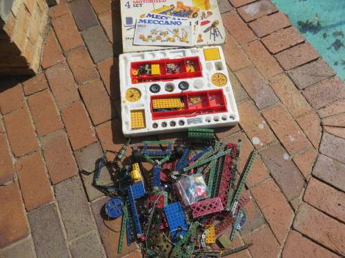 LARGE LOT OF NOT COUNTED MECCANO PIECES - AS PER SCAN