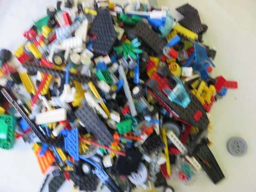 2.00 KG OF SMALL LEGO BRICKS - MIXED WITH OTHER LEGO ITEMS - 7 BOOKLETS - AS PER SCAN