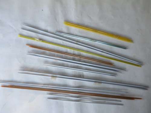 11 PAIRS OF KNITTING NEEDLES - VARIOUS LENGHT AND THICKNESSES - AS PER SCAN