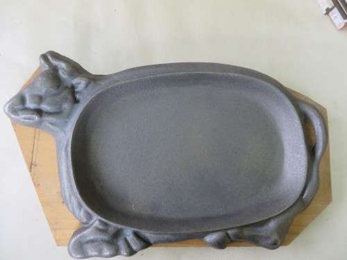 CAST IRON STEAK PLATTER ON WOODEN BASE - 260 X 170 MM - AS PER SCAN