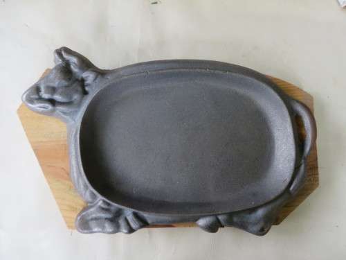 CAST IRON STEAK PLATTER ON WOODEN BASE - 260 X 170 MM - AS PER SCAN