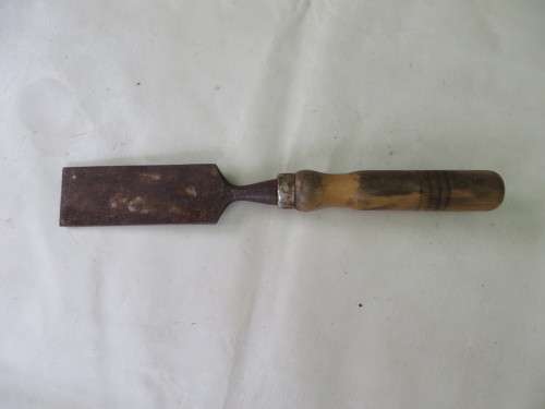 OLD CHISEL - APPR. 40 MM WIDE - 275 MM LONG - A BIT RUSTY - AS PER SCAN