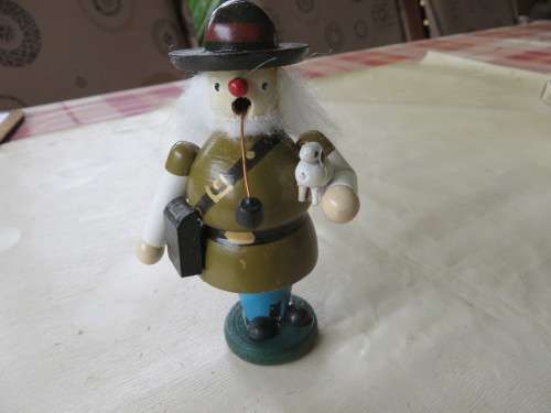 SMALL GERMAN SMOKING MAN - 100 MM HIGH - NO CANDLES - AS PER SCAN