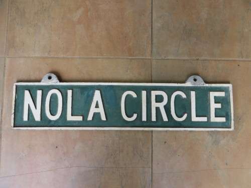 BILINGUAL ALUMINIUM STREET SIGN - NOLA CIRCLE / NOLASIRKLE - 715 X 155 MM - AS PER SCAN