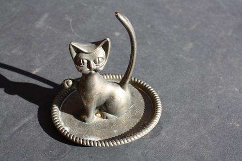 OVAL PEWTER ASH TRAY WITH CAT 85 X 70 MM - 70 MM HIGH - PLEASE HAVE A LOOK