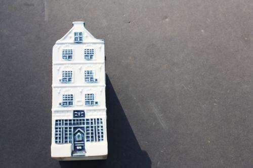 KLM HOUSE - NO. 28 - SEALED AND LIQUER IN IT - PLEASE HAVE A LOOK