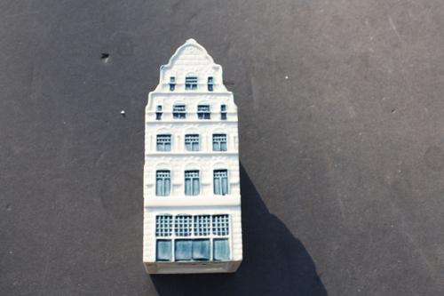 FREE POSTAGE !!! - KLM HOUSE - NO.41 - SEALED - STILL LIQUER IN IT - PLEASE HAVE A LOOK