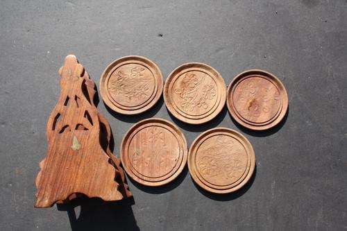 5 WOODEN COASTERS IN WOODEN STAND - 70 MM DIAM.