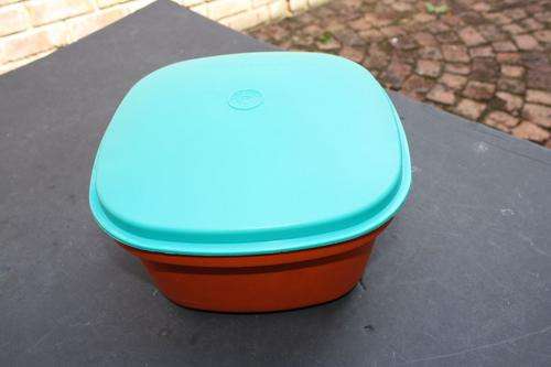 TUPPERWARE CONTAINER - 225 X 225 MM - 110 MM HIGH - PLEASE HAVE A LOOK