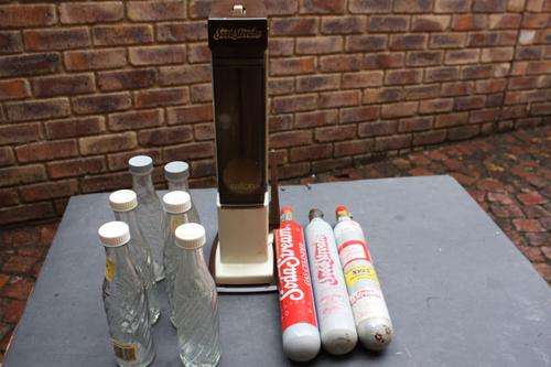 JURGEN 2 HAS:SALTON SODA STREAM - 6 BOTTLES - 3 GAS CYLINDERS - WORKING