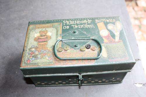 TIN BOX - 185 X 105 MM - 90 MM HIGH - FRIENDSHIP BUTTONS US TOGETHER - PLEASE HAVE A LOOK