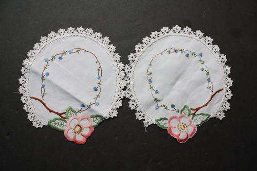 2 EMBROIDERED TABLE MATS - 190 MM DIAM. - PLEASE HAVE A LOOK