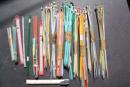 257 KNITTING NEEDLES OR PINS - VARIOUS SIZES AND LENGTH - SINGLE OR IN PAIRS