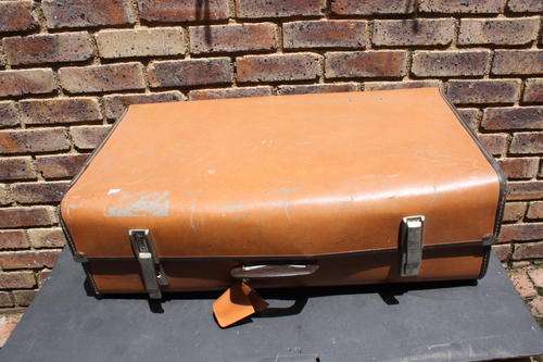 VINTAGE LEATHER SUITCASE - 660 X 400 MM - 210 MM HIGH - AROUND THE WORLD LUGGAGE