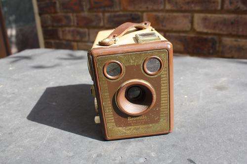 KODAK BROWNIE - SIX - 20 CAMERA - MODEL F - A COLLECTORS ITEM - PLEASE HAVE A LOOK