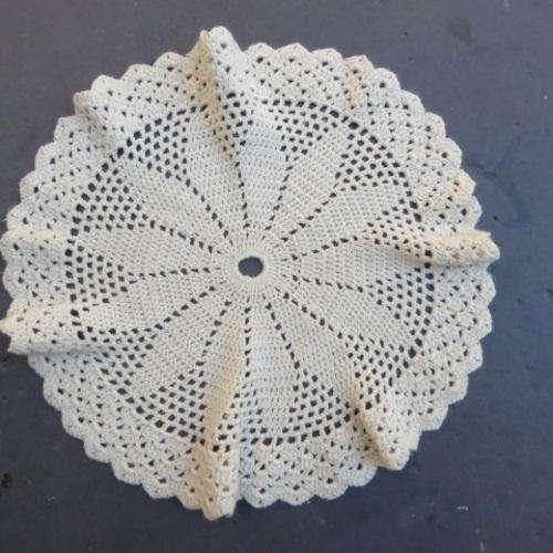 BEAUTIFUL DOILY - 340 MM DIAM - PLEASE HAVE A LOOK