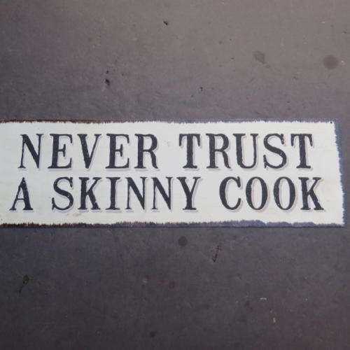 METAL SIGN - 490 X 150 MM - NEVER TRUST A SKINNY COOK - PLEASE HAVE A LOOK