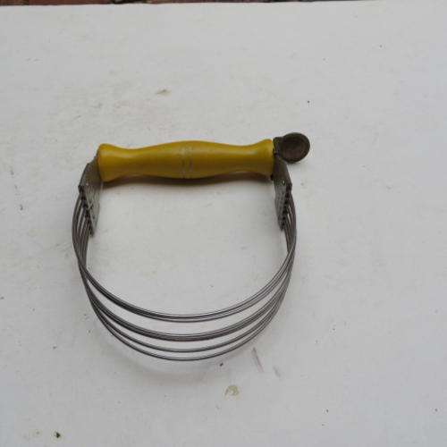 VINTAGE NUTBROWN PASTRY BLENDER