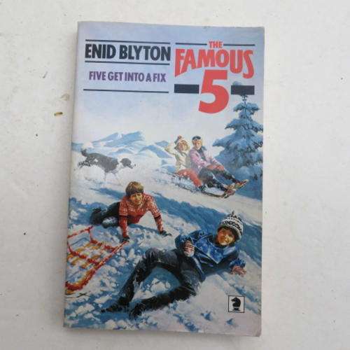 ENID BLYTON - THE FAMOUS 5 - FIVE GET INTO A FIX - 1983
