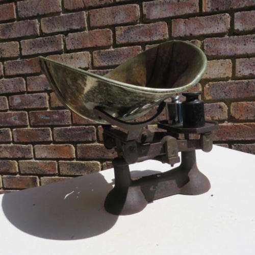 VINTAGE CAST IRON SCALE - WEIGHTS UP TO 5LB - WITH BRASS TRAY AND 2 WEIGHTS