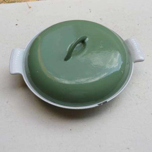 CAST IRON / ENAMEL VEGGIE DISH - 260 MM DIAM. - 45 MM HIGH - FE - BELGIUM - 65B