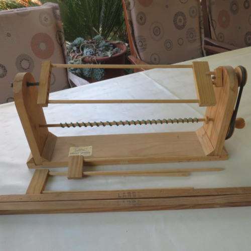 SHAGGY SPINNER - LEONORA WONDER RUGS - S.A. PATENT 77/4909