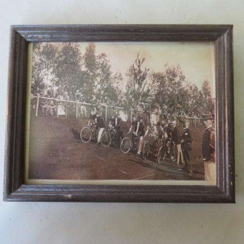 OLD PHOTOGRAPH / PRINT IN WOODEN FRAME - SIZE 185 X 145 MM - DATE UNKNOWN