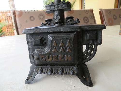 SMALL CAST IRON STOVE - QUEEN - 120 X 90 MM - 85 MM HIGH - SALESMAN'S SAMPLE
