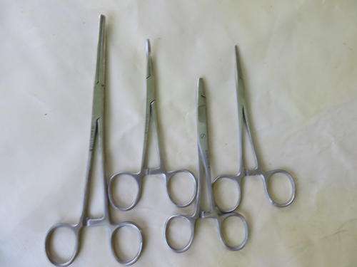 FOUR VARIOUS SINGLE USE MEDICAL SCISSORS - AS PER SCAN