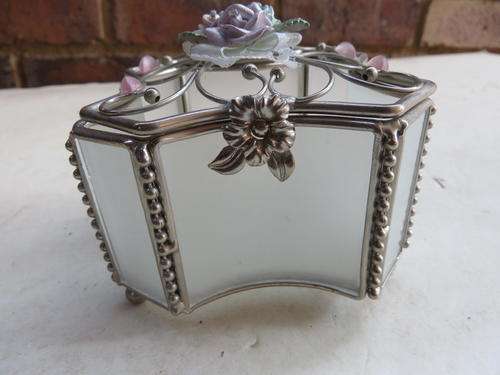 BEAUTIFUL JEWELLERY BOX - 100 X 90 MM - 65 MM HIGH