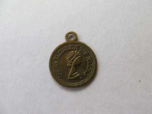 SMALL AMULETT - 13 MM DIAM. - QUEEN ELIZABETH THE SECOND