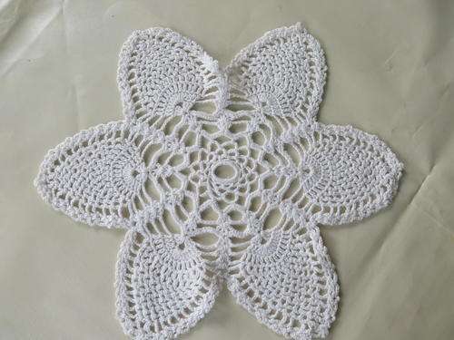 BEAUTIFUL DOILY - 170 MM DIAM. - AS PER SCAN