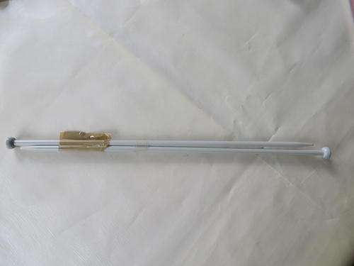 A PAIR OF KNITTING NEEDLES - SIZE 5- AERO - AS PER SCAN