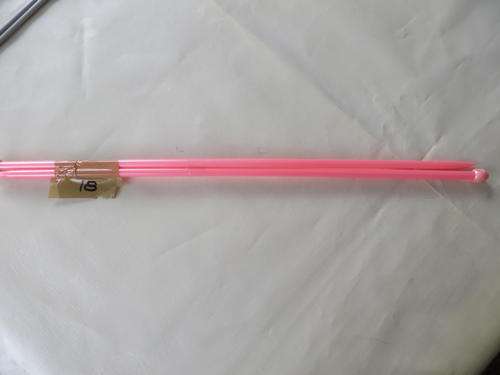 A PAIR OF KNITTING NEEDLES - SIZE 6 1/2 - AS PER SCAN