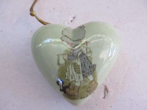 BEAUTIFUL CERAMIC BOX WITH PERFUMED FLOWERS - 70 X 65 MM