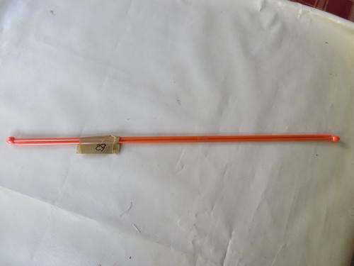 A PAIR OF KNITTING NEEDLES - SIZE 3 3/4 - AS PER SCAN